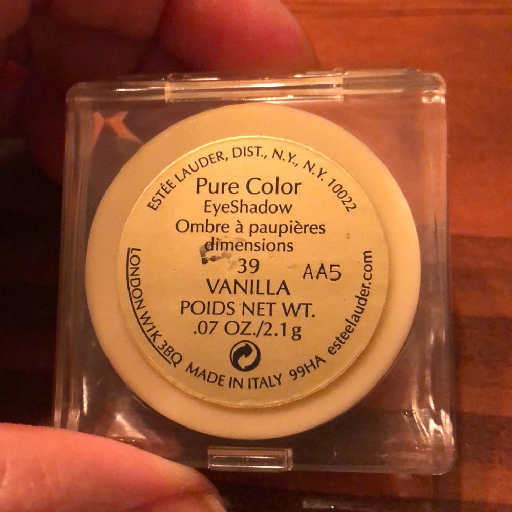 Estée Lauder eyeshadow in Vanilla